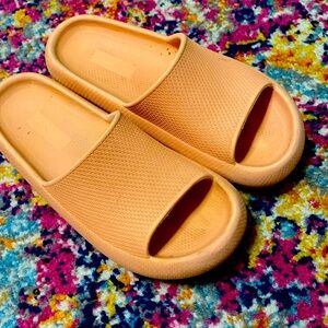 Coral cusionarre shoes, size small(6??) women